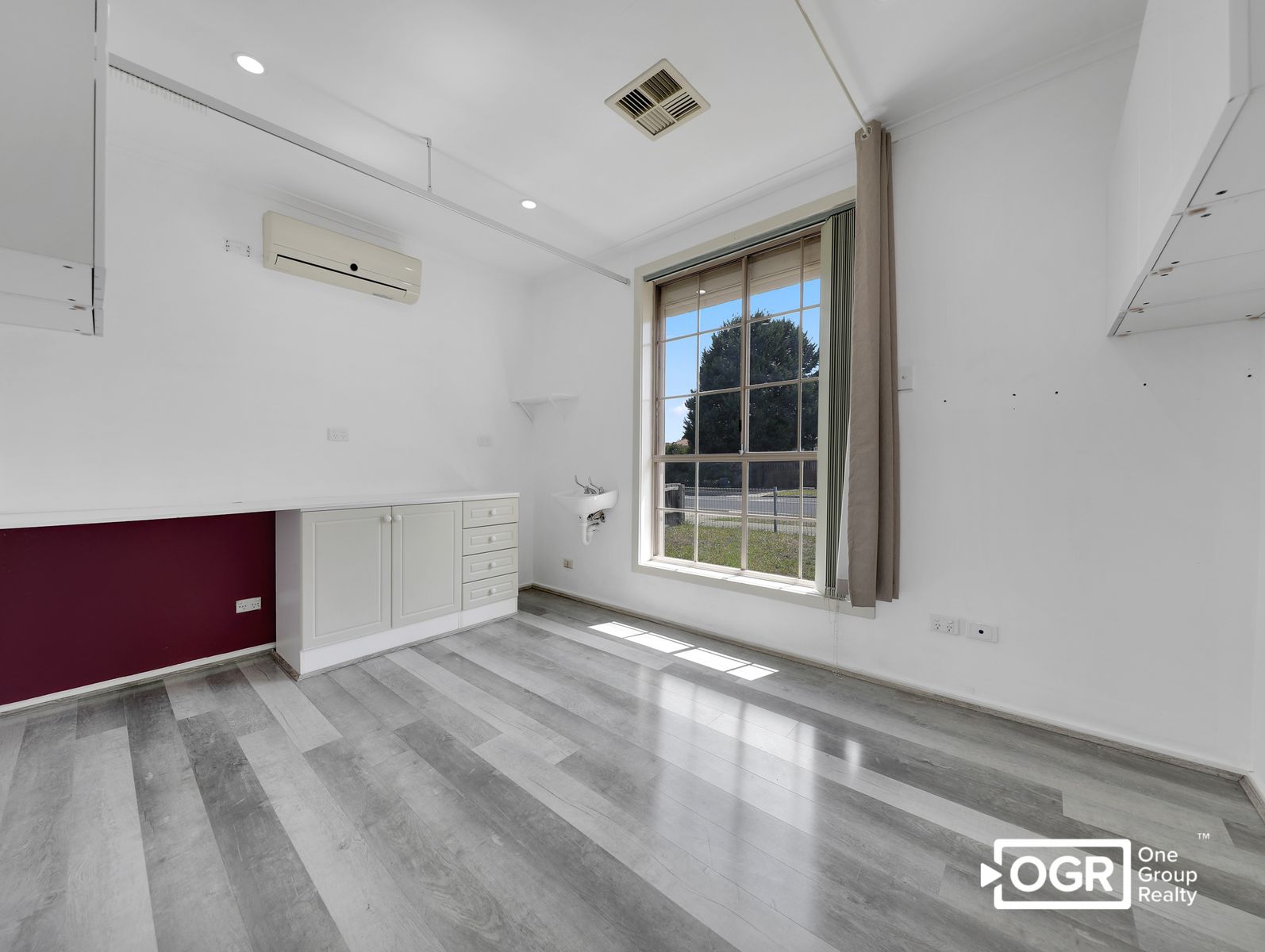 Suitable for Commercial
Lease Availble NOW