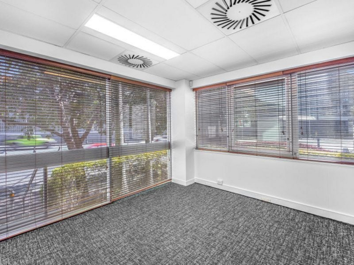 GROUND FLOOR OFFICE WITH EXPOSURE