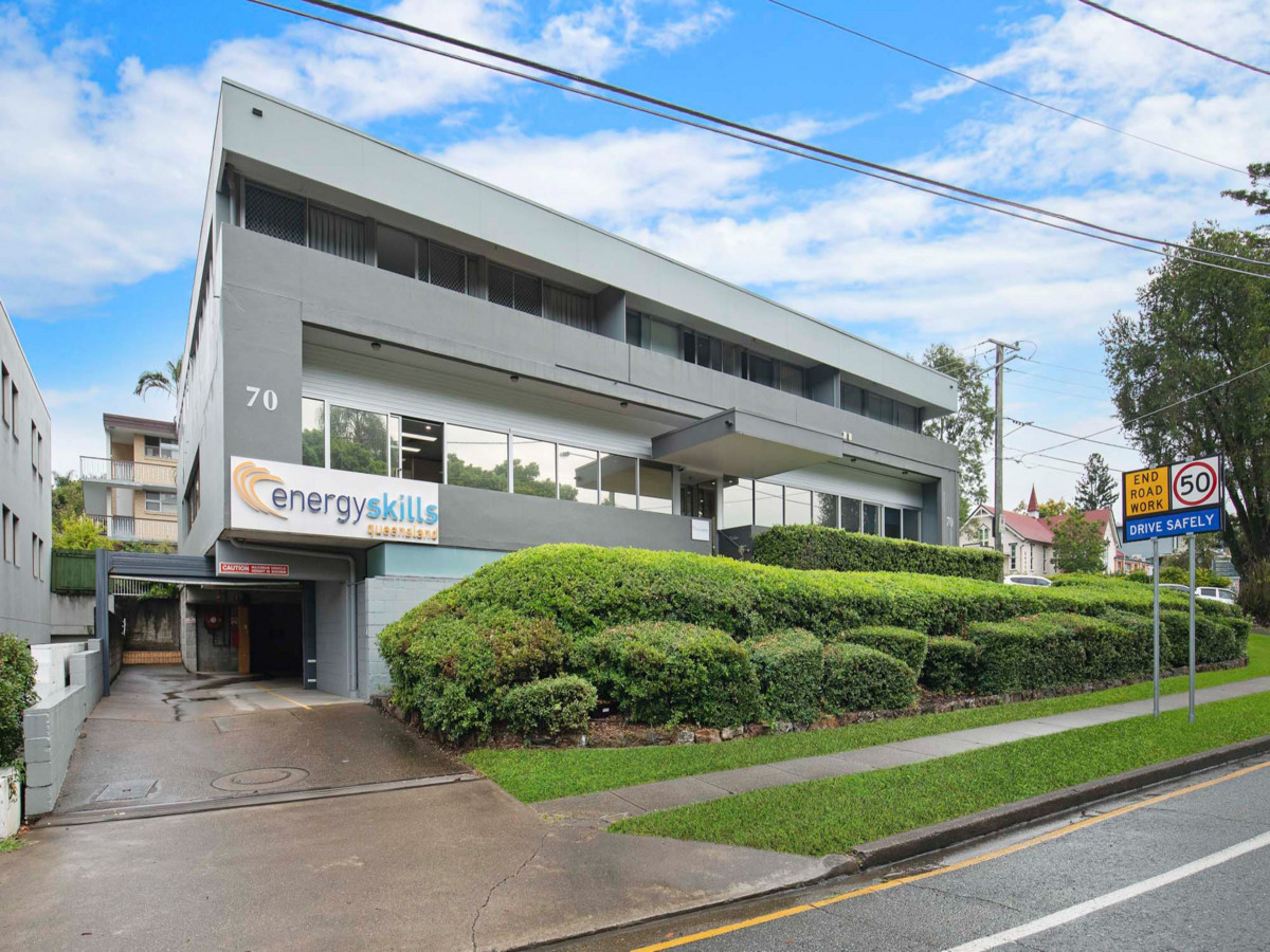 HIGH PROFILE OFFICE COMPLETE WITH FIT OUT