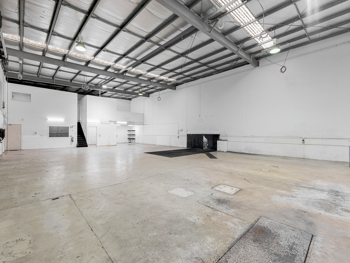 PRIME EXPOSURE OFFICE / WAREHOUSE